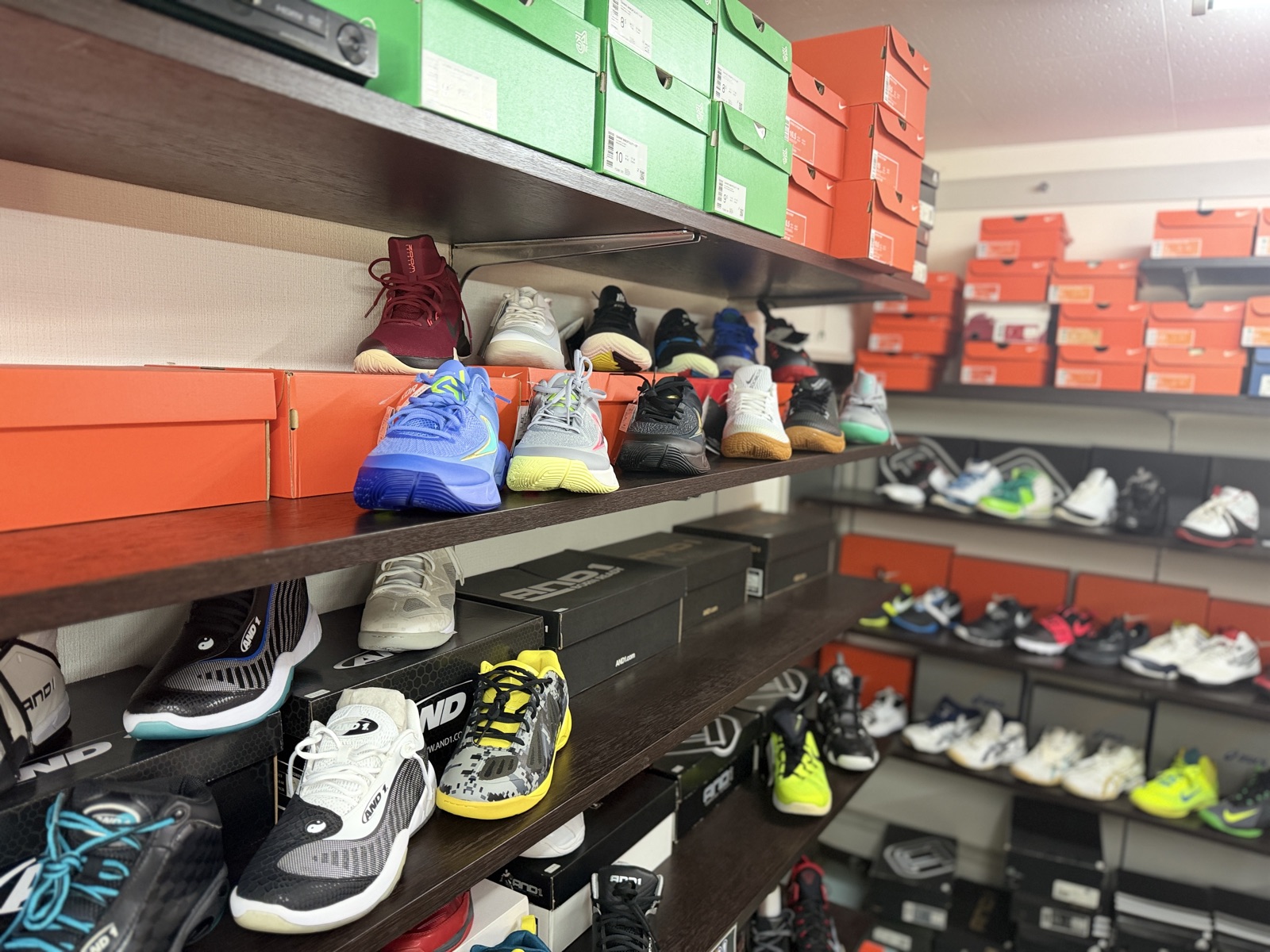 店内に並ぶバスケットシューズ